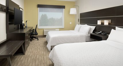 Holiday Inn Express Puyallup Room Type - 2 Queen Standard Communications Accessible Tub