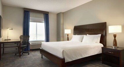 Hilton Garden Inn Minneapolis Downtown Room Type - King Bed Executive Room