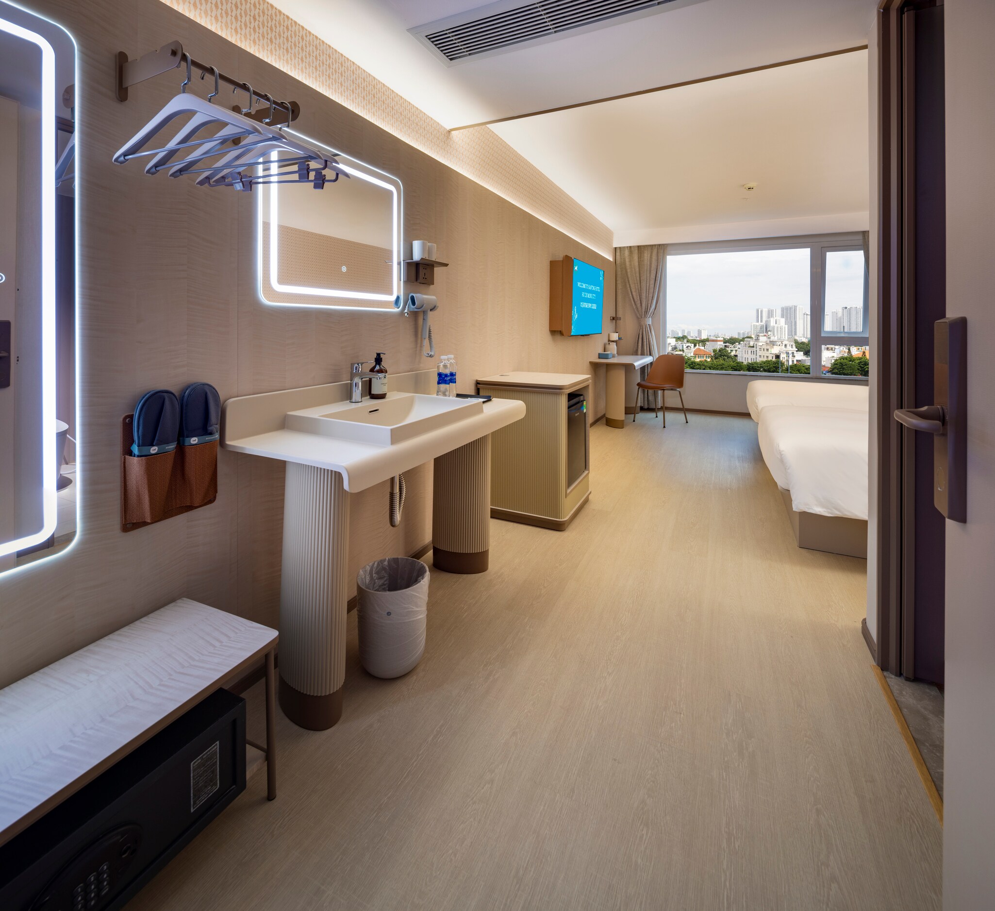Hanting Hotel Ho Chi Minh City Downtown - Tap to explore photos