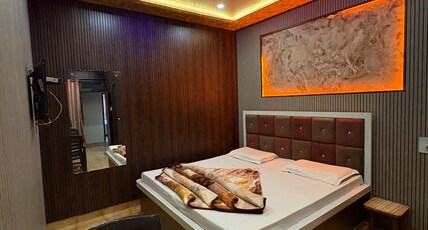 Hotel Shree Om Room Type - Deluxe Room