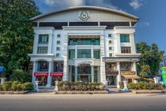 Hotel Monarch Aachal