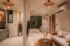Rooms of The Bohemian Luxe Suite Jacuzzi XBOX