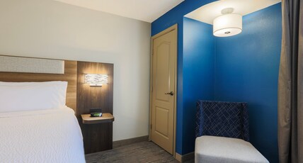 Holiday Inn Express Burlington, an IHG hotel Room Type - Standard Room