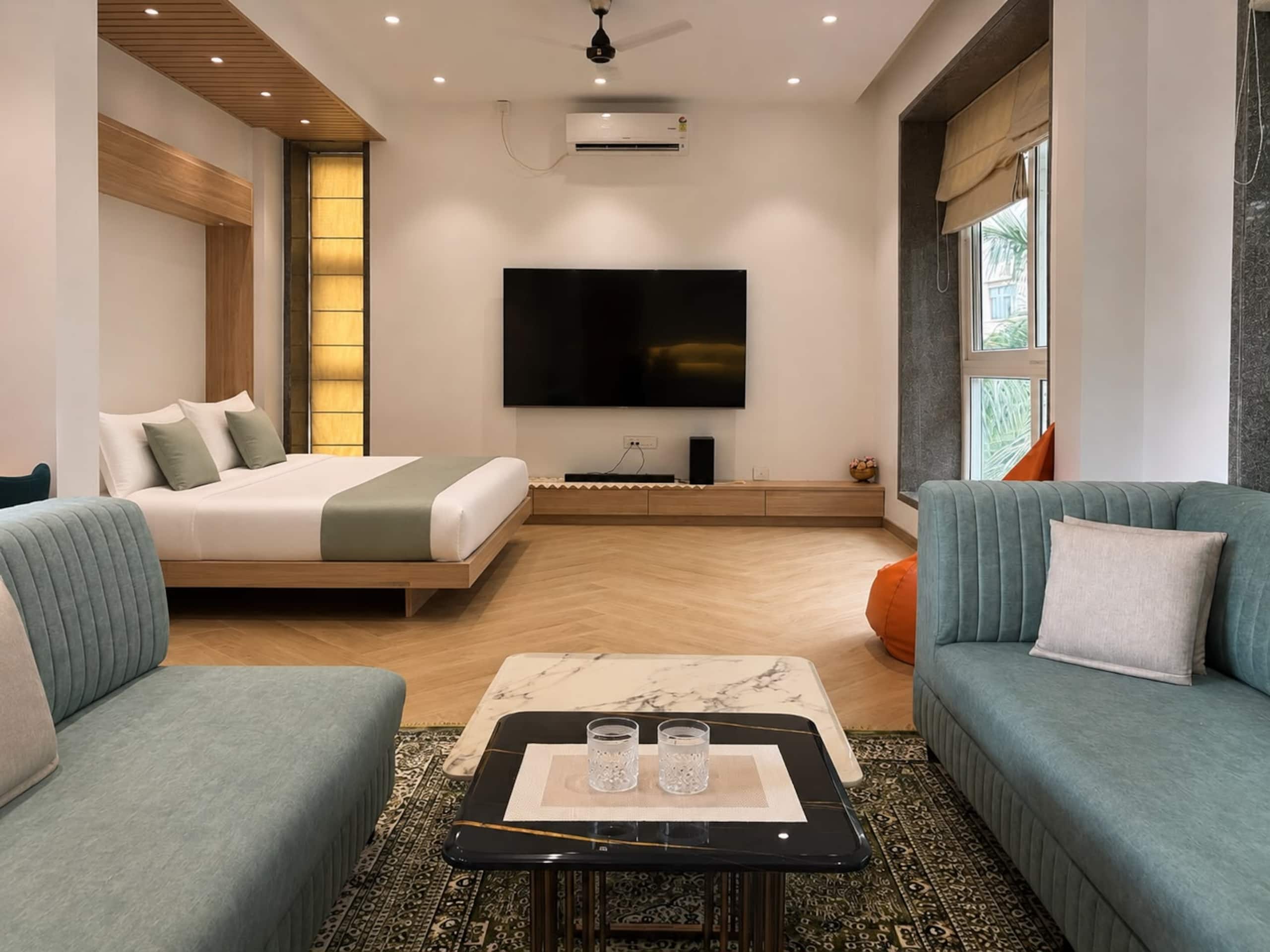 Luxury Terrace Studio 85 TV Green Views - Tap to explore photos