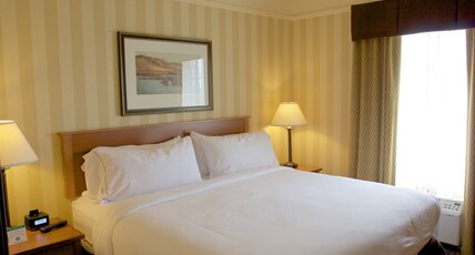 Holiday Inn Express & Suites ASTORIA Room Type - 1 King Bed Standard Comm Access
