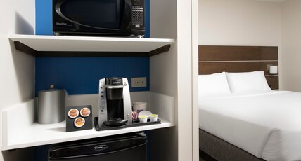 Holiday Inn Express & Suites San Antonio North - Windcrest Room Type - 1 King Standard Comm Access Roll Shwr