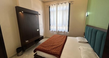Narendra Palace Room Type - Deluxe Double Room