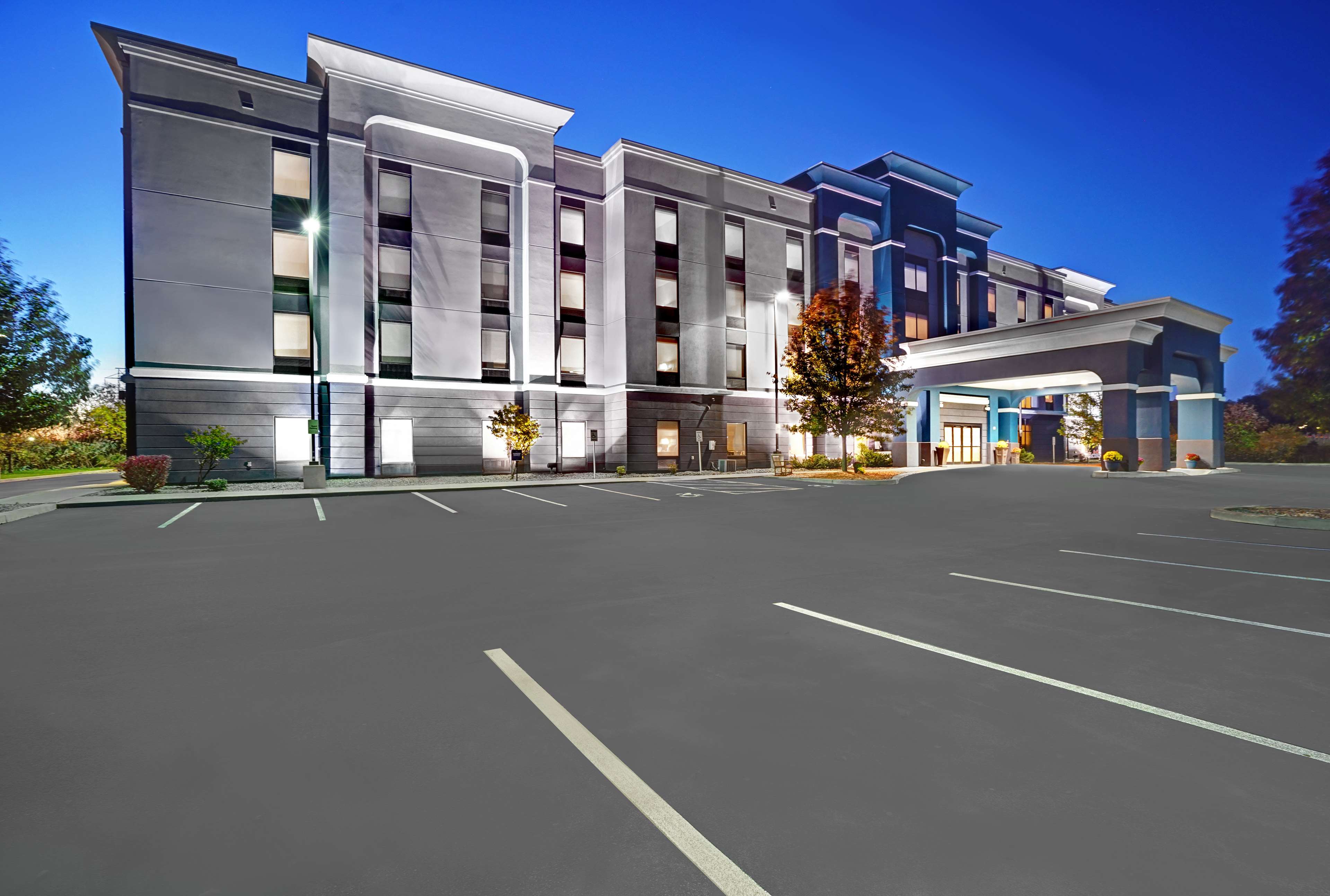 Hampton Inn & Suites by Hilton Syracuse Dewitt - Tap to explore photos