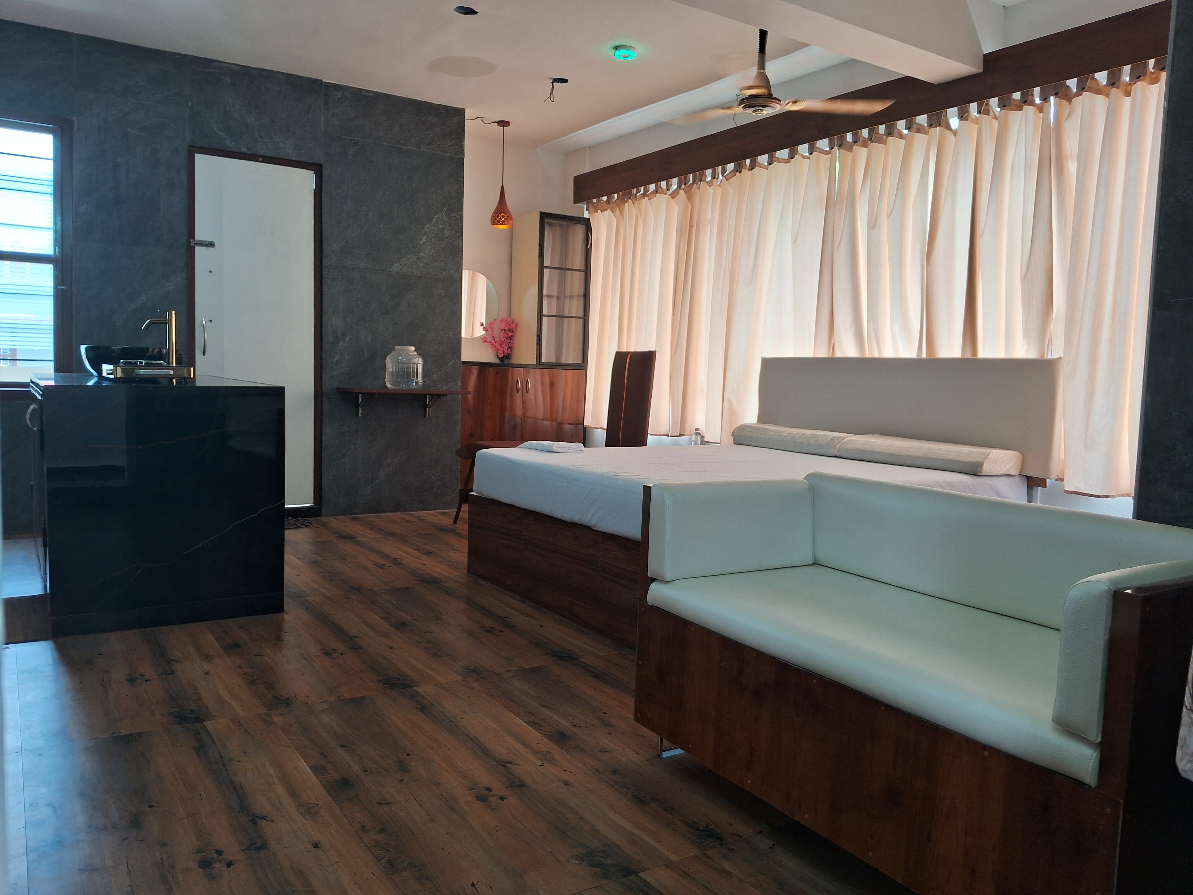 SE Grand 7BHK AC flat with 4 Kitchen & 4 Living rooms - Tap to explore photos