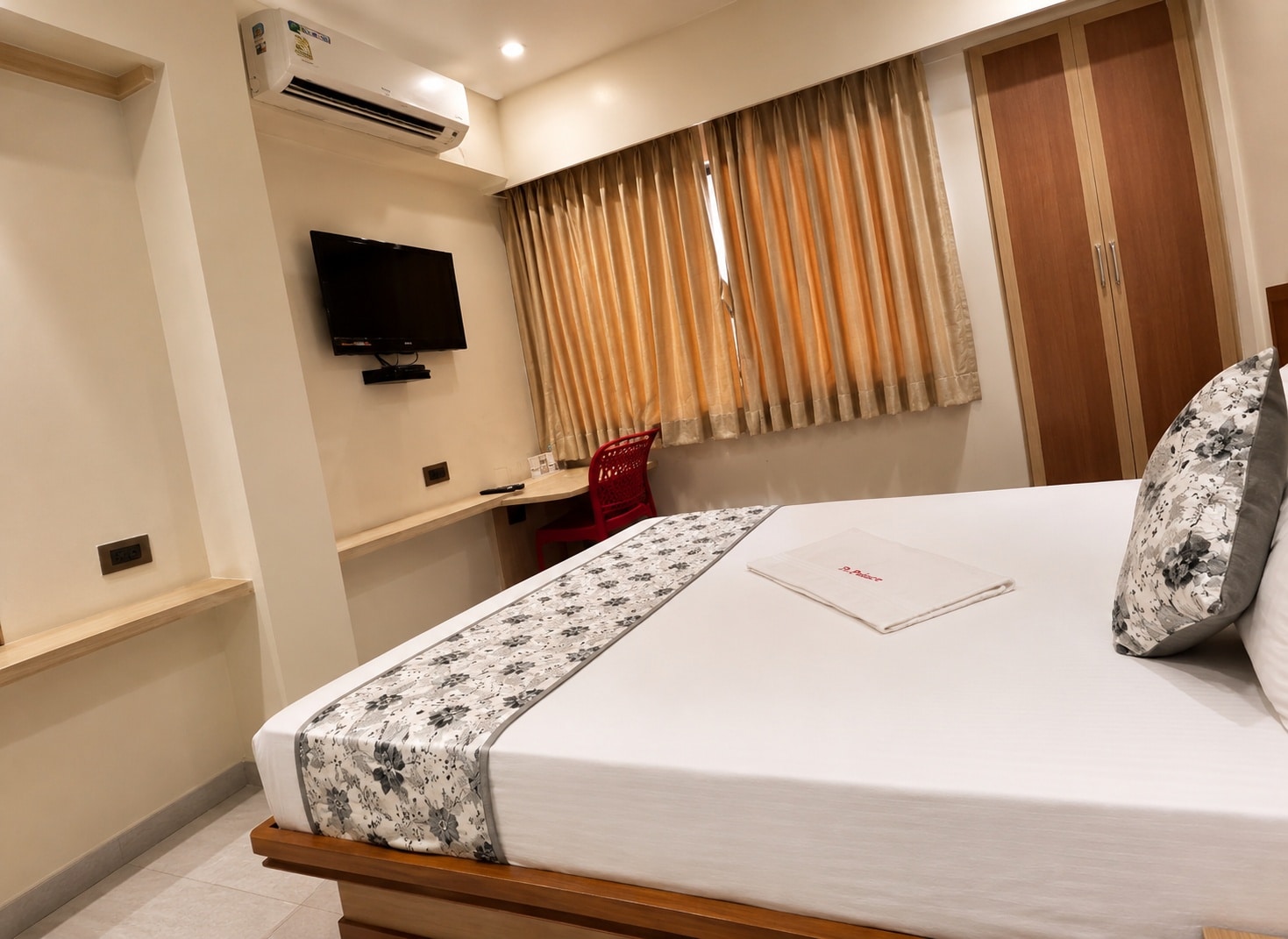 Hotel Dhanashri - Tap to explore photos