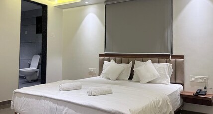 hotel skyboat inn Room Type - deluxe king room