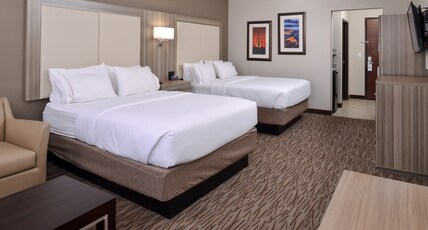 Holiday Inn Express & Suites Williams, an IHG Hotel Room Type - 2 Queen Communication Mobility Accessible Rollin Shower
