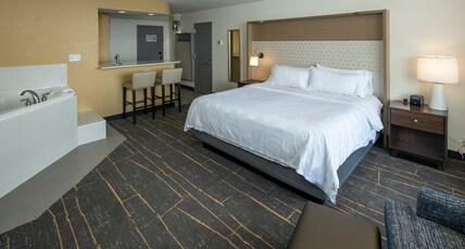 Holiday Inn DETROIT LAKES Room Type - 1 King Bed Standard Jetted Tub