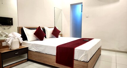 Hotel Near Me Room Type - Deluxe Room