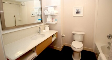 HAMPTON INN SUFFOLK VA Room Type - 2 QNS ACCESSIBLE W TUB NS