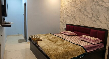 Jiwaji Palace Room Type - Deluxe Room(King Size Bad, AC, TV, WIFI, Geyser, Private Bathroom, Cupboard, Balcony, Parking)