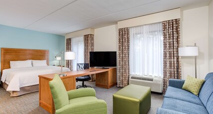 Hampton Inn & Suites by Hilton Manchester Room Type - 1KN STDO MIC FRIDG WTBR NS