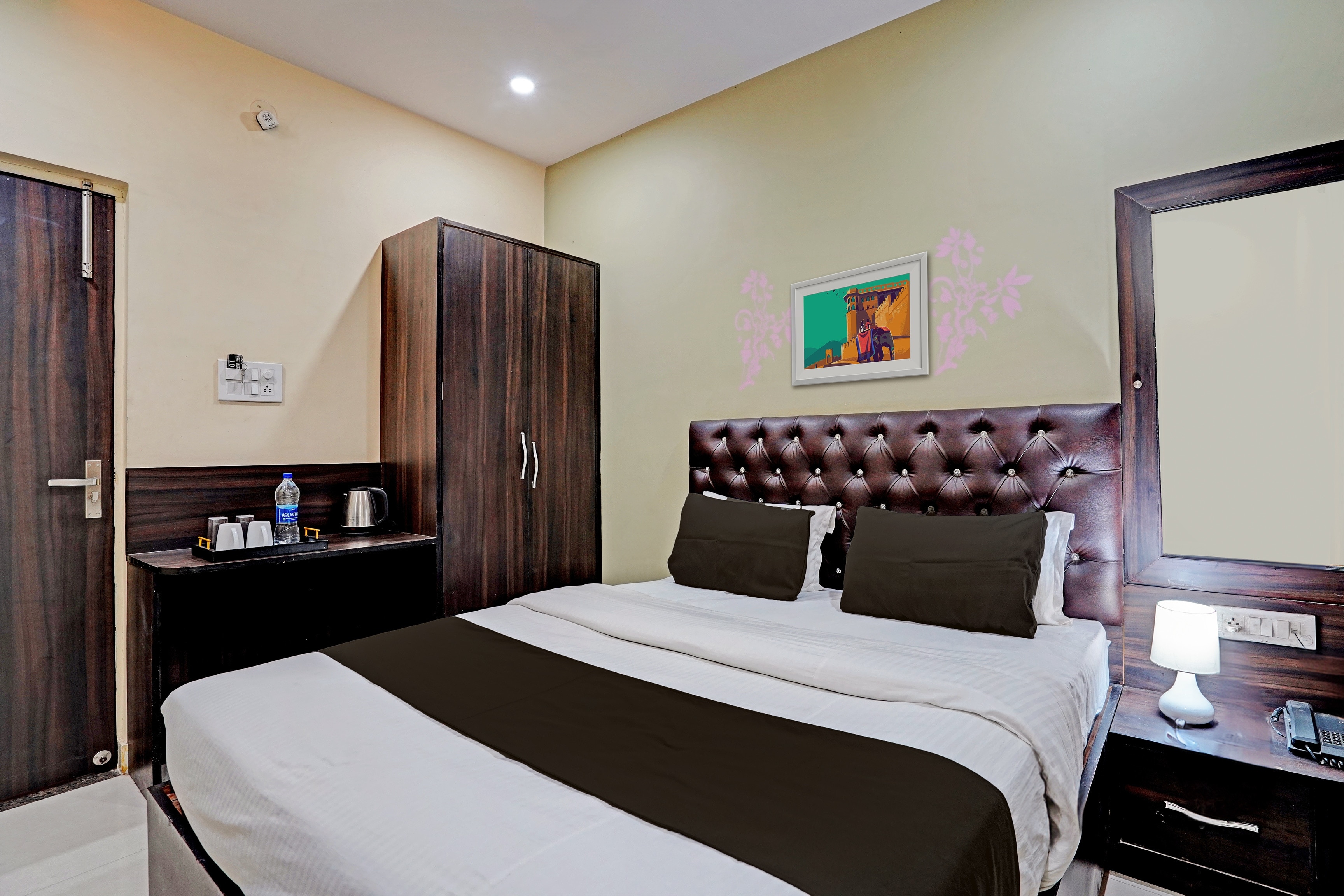 Hotel O MVD Inn Gomti Nagar - Tap to explore photos