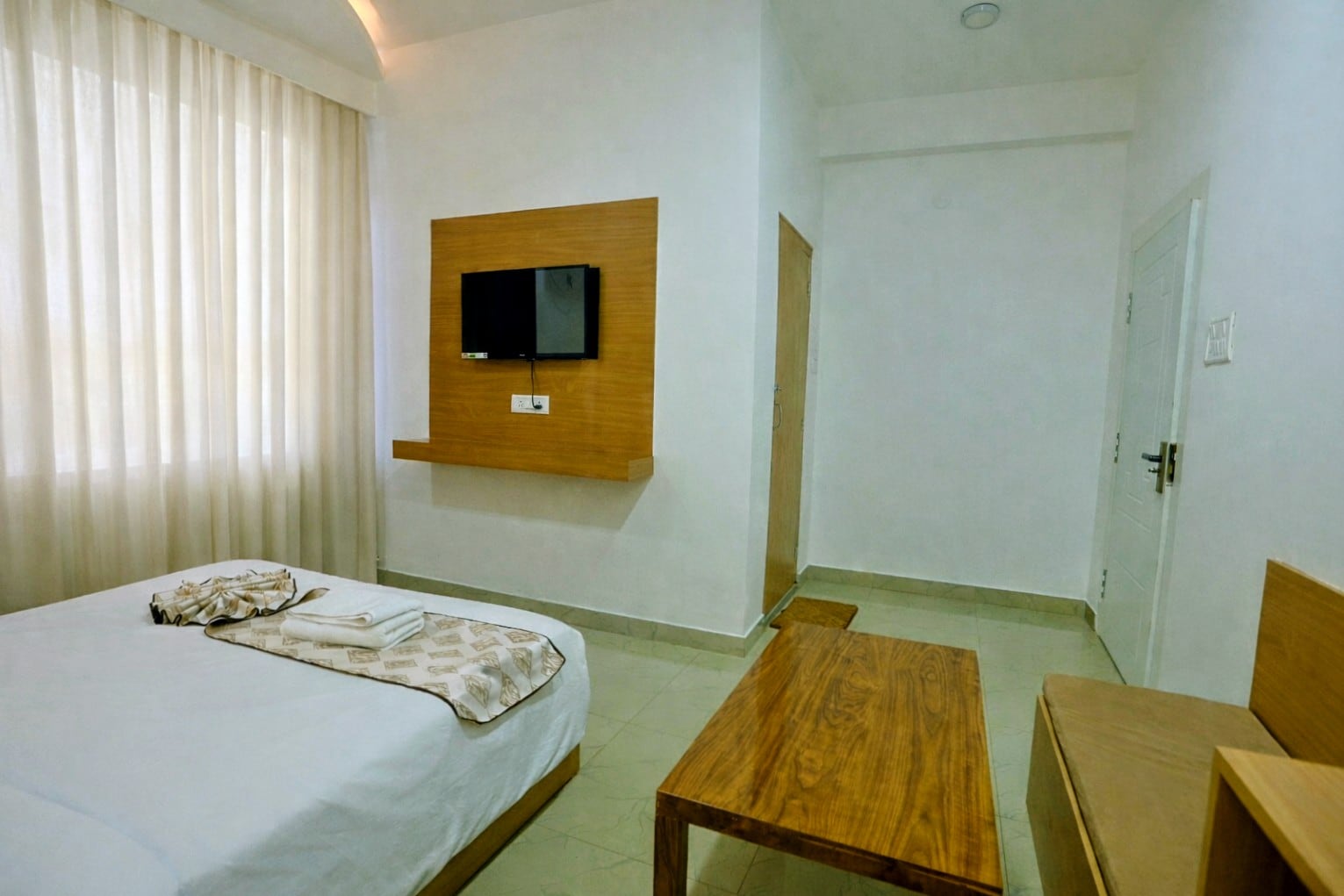 Citrine Hotel - 10 minutes from Railway Station - Tap to explore photos