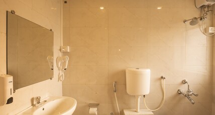 Locomo Hostel  OG - Stay Work Eat Room Type - Private Premium Room