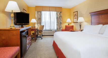 Holiday Inn Express Hotel & Suites Bloomington Room Type - 1 King Standard Mobility Accessible Tub