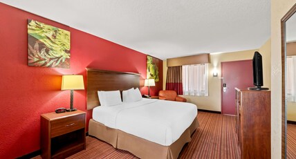 Best Western Plus Fiesta Inn Room Type - Suite-2 Rooms 3 Beds, Non-Smoking, Two Bedrooms, One King Bed, 2 Queen Beds, Dining Area, Microwave 