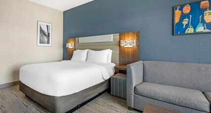 Holiday Inn Express & Suites ASTORIA Room Type - 1 King 1 Qn Suite Corner Room Sofa Bed