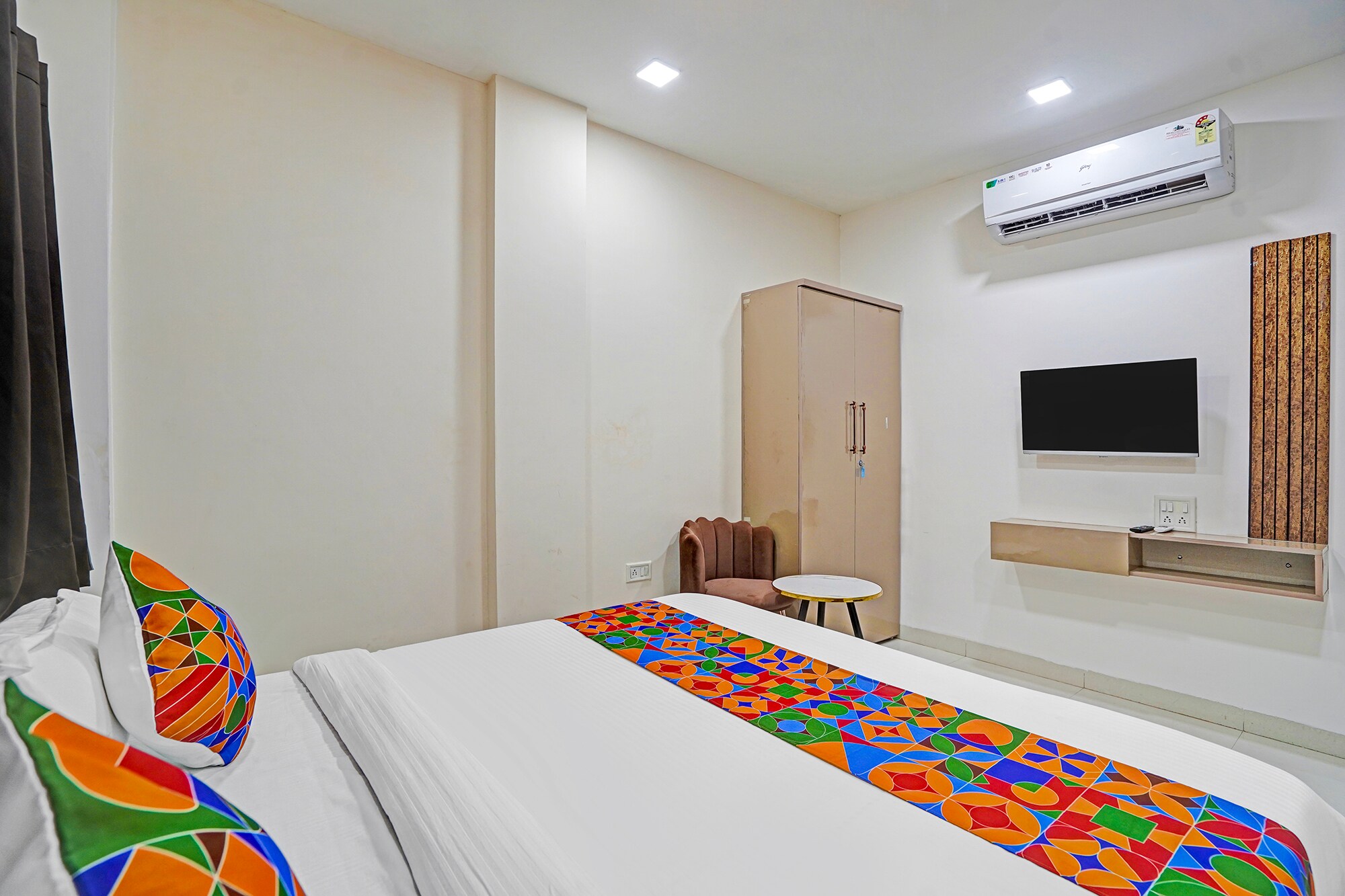 Fabhotel Amrit Palace - Opp. Skye Corporate park - Tap to explore photos