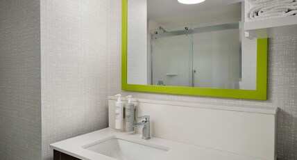 Hampton Inn San Diego Del Mar Room Type - 1KG W SOFABD MICROWV FRIG