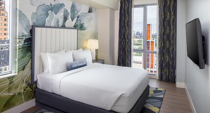 Hotel Indigo Flushing Room Type - 1 King Standard Communications Accessible