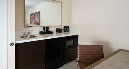 Embassy Suites Phoenix - Scottsdale Room Type - 1 KING BED NONSMOKING