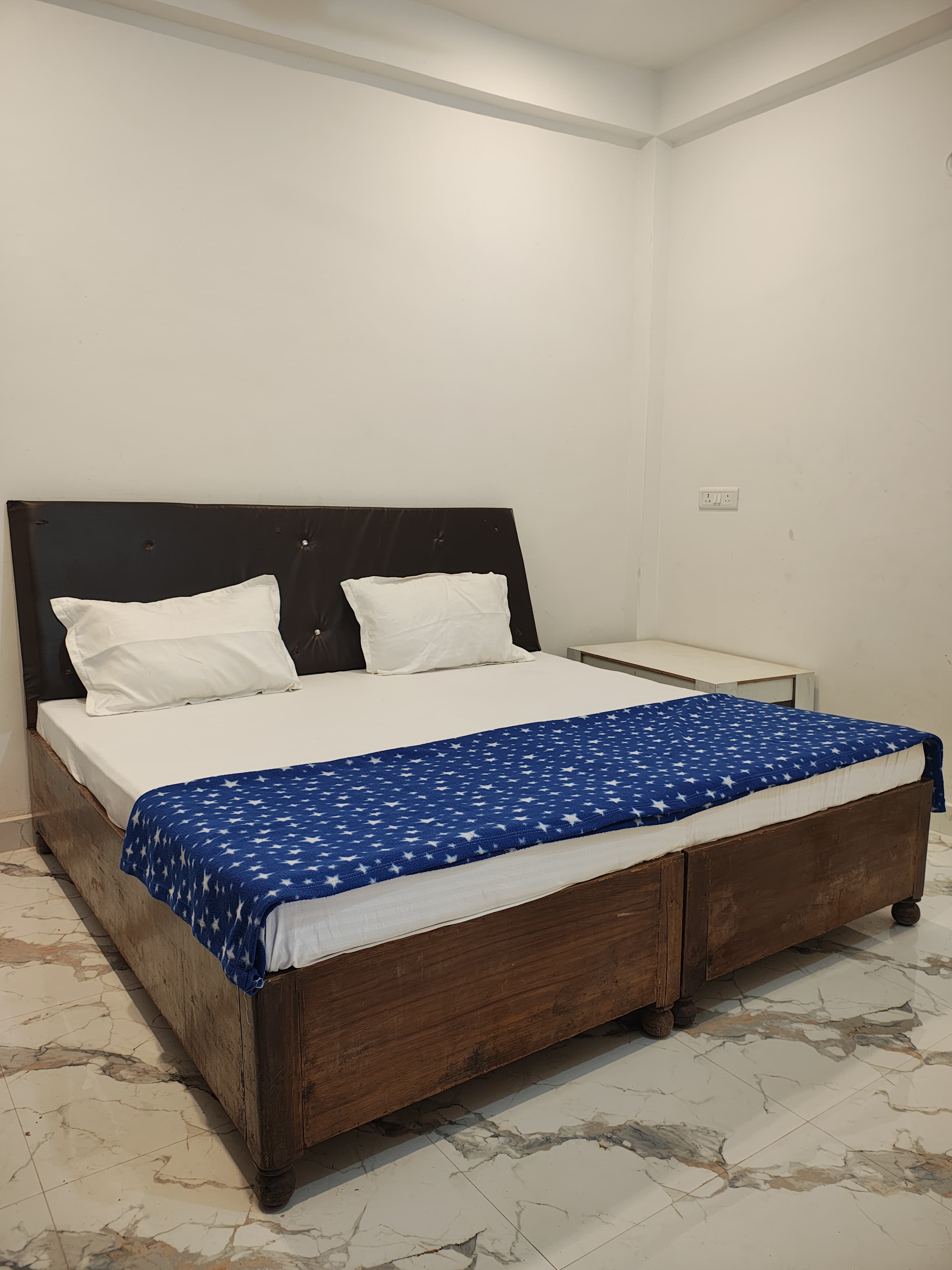 Mangal Kashi P Guest House - Tap to explore photos