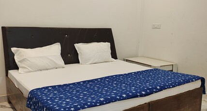 Mangal Kashi P Guest House Room Type - Deluxe A/c Room