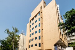 MAGNUS SQUARE - Business Hotel