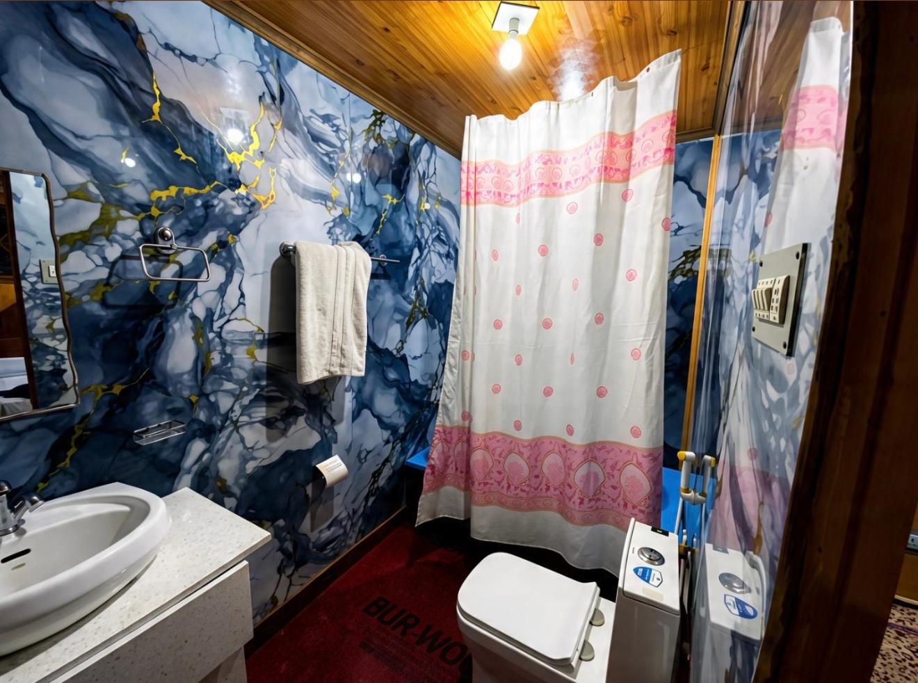 New Biloo Palace Group Of Houseboats - Tap to explore photos