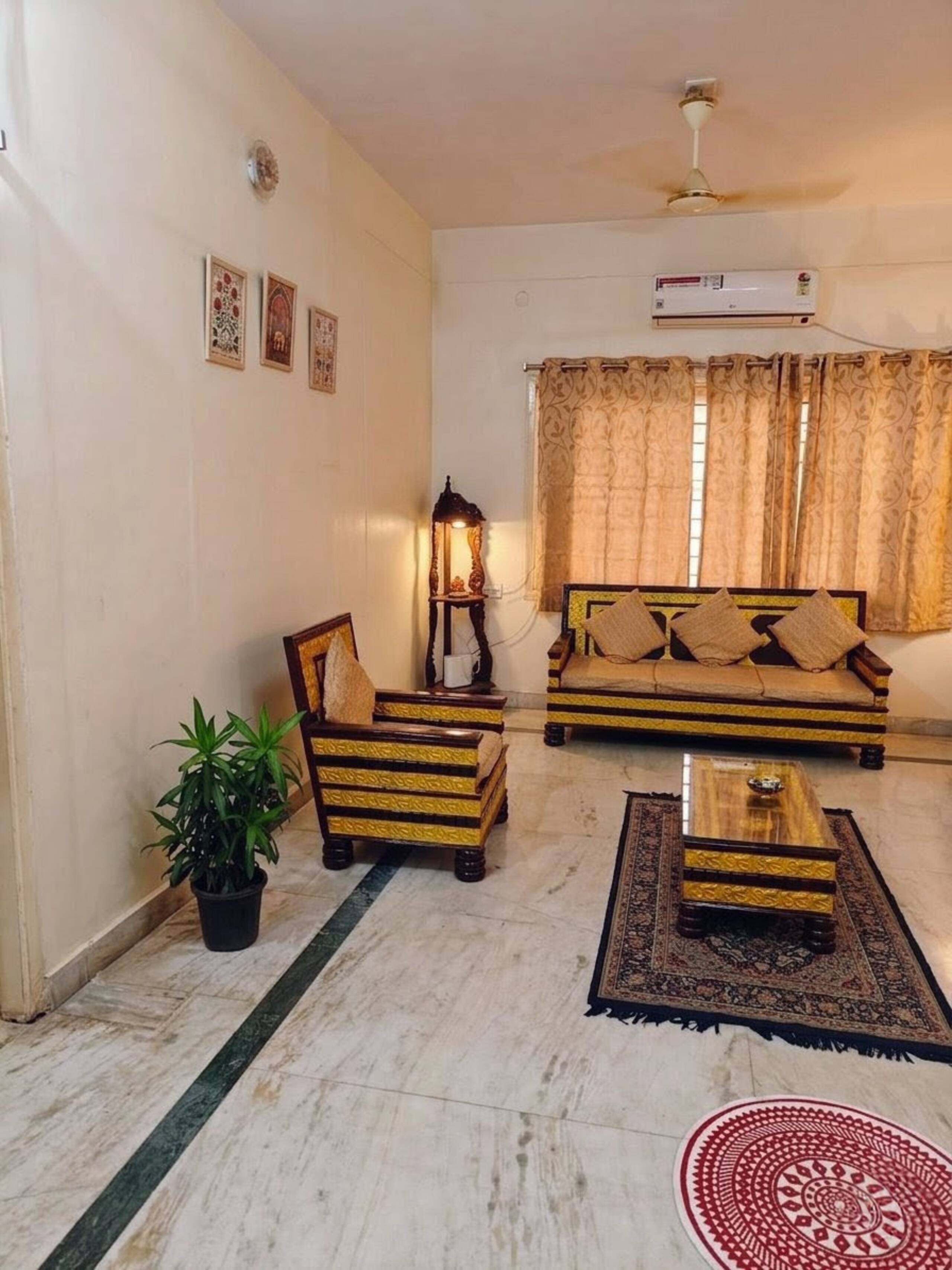Saaya Home Stay - Tap to explore photos