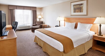 Holiday Inn Express Hotel & Suites Chesterfield - Selfridge Area Room Type - 1 King Bed Standard