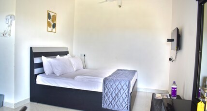 K2 HOLIDAY INN Room Type - Deluxe Room Non AC