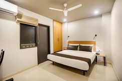 Super Collection O Le Noida Hotel Near Sector 76 Metro Station