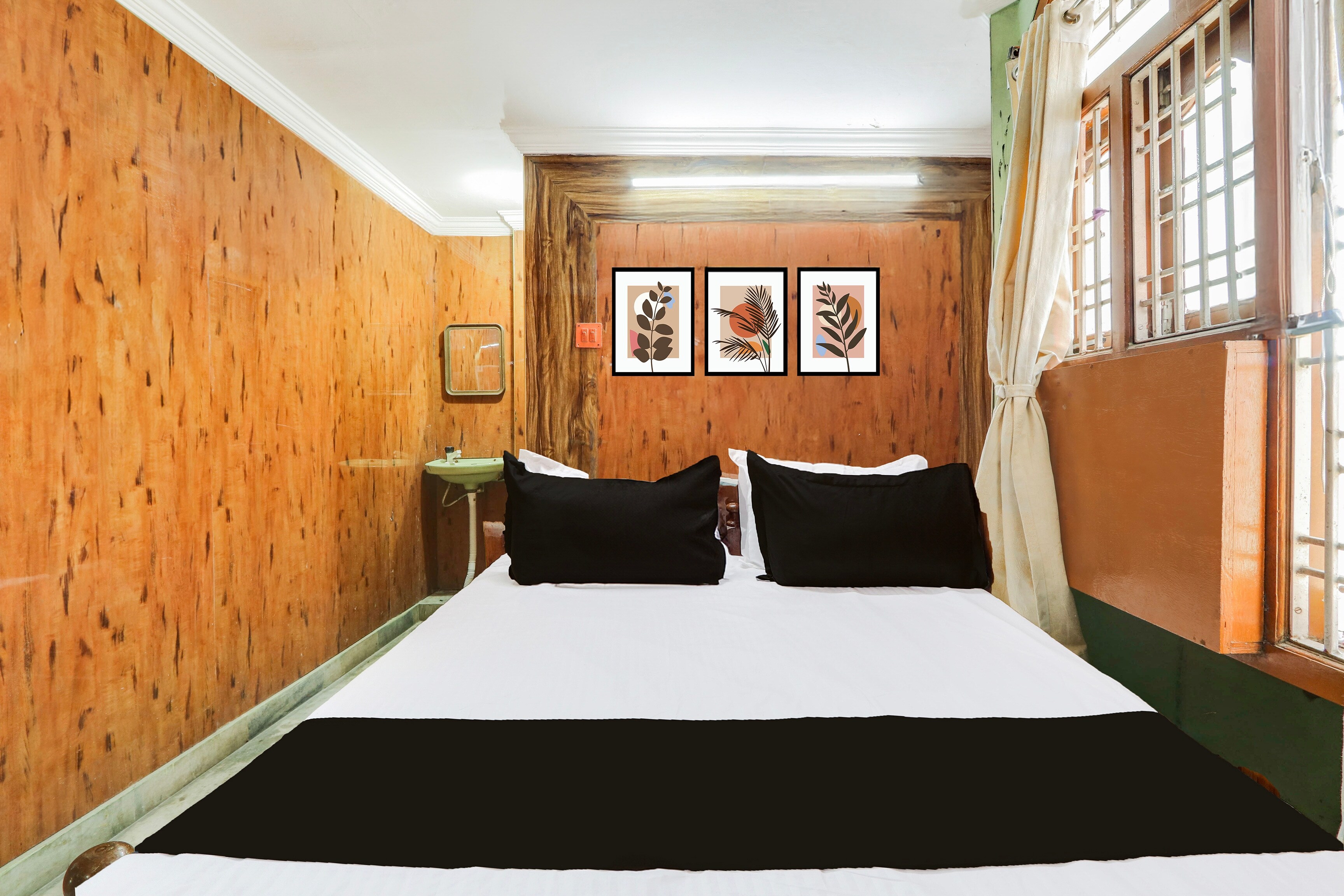 Hotel O Chowrasta Near Congress Bhavan - Tap to explore photos