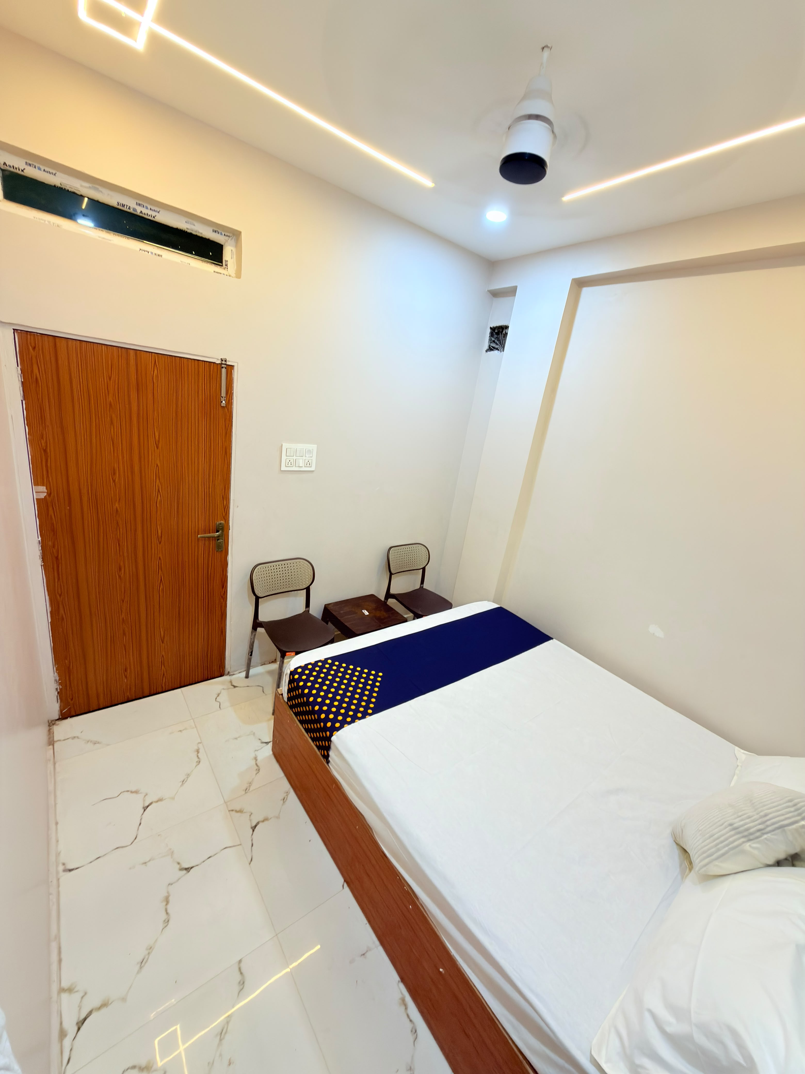 Hotel Kashika (2 minutes walking distance to Kashi vishwanath temple) - Tap to explore photos