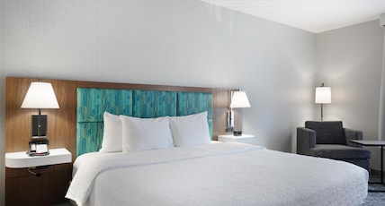 Hampton Inn & Suites Tulsa/Tulsa Hills Room Type - 1 KING BED NONSMOKING