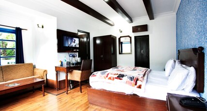 Manu Maharani Regency By Royal Collection Hotels Room Type - Premium Room Lake Facing
