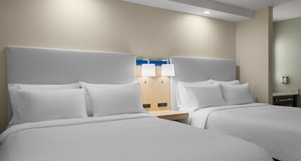 Holiday Inn Express Murfreesboro Central, an IHG Hotel Room Type - 2 Queen Standard Mobility Accessible Tub