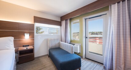 Holiday Inn Express Grover Beach Room Type - 1 King Standard Mobility Accessible Tub
