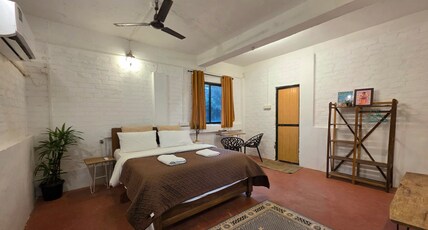 Neon Chameleon Room Type - The Chinaski Poolside AC