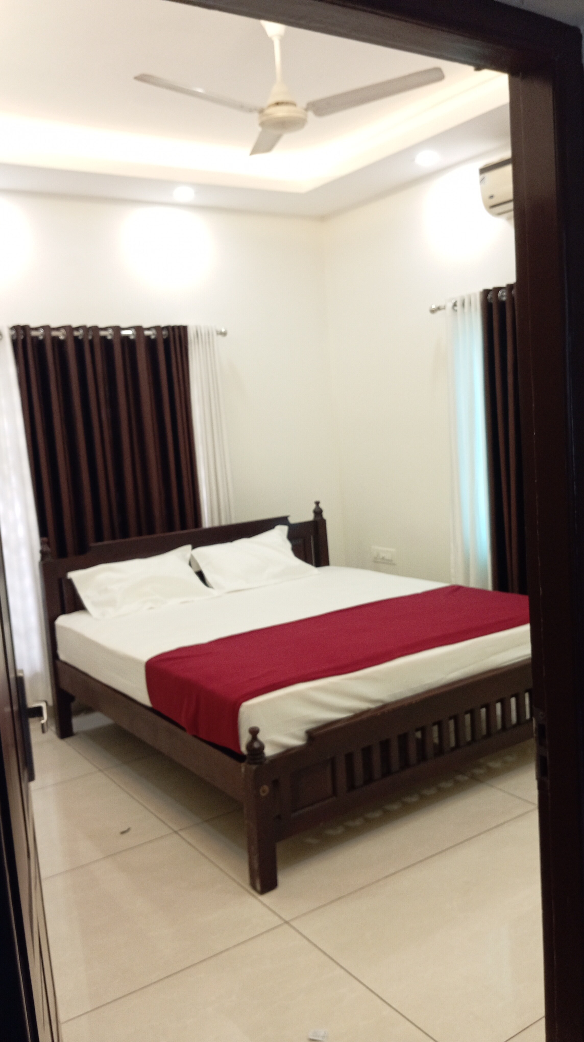 F2in - Tap to explore photos