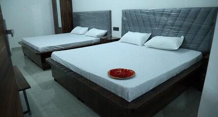 B HEAVEN GUEST HOUSE Room Type - Deluxe Double Room (Two Queen Beds)