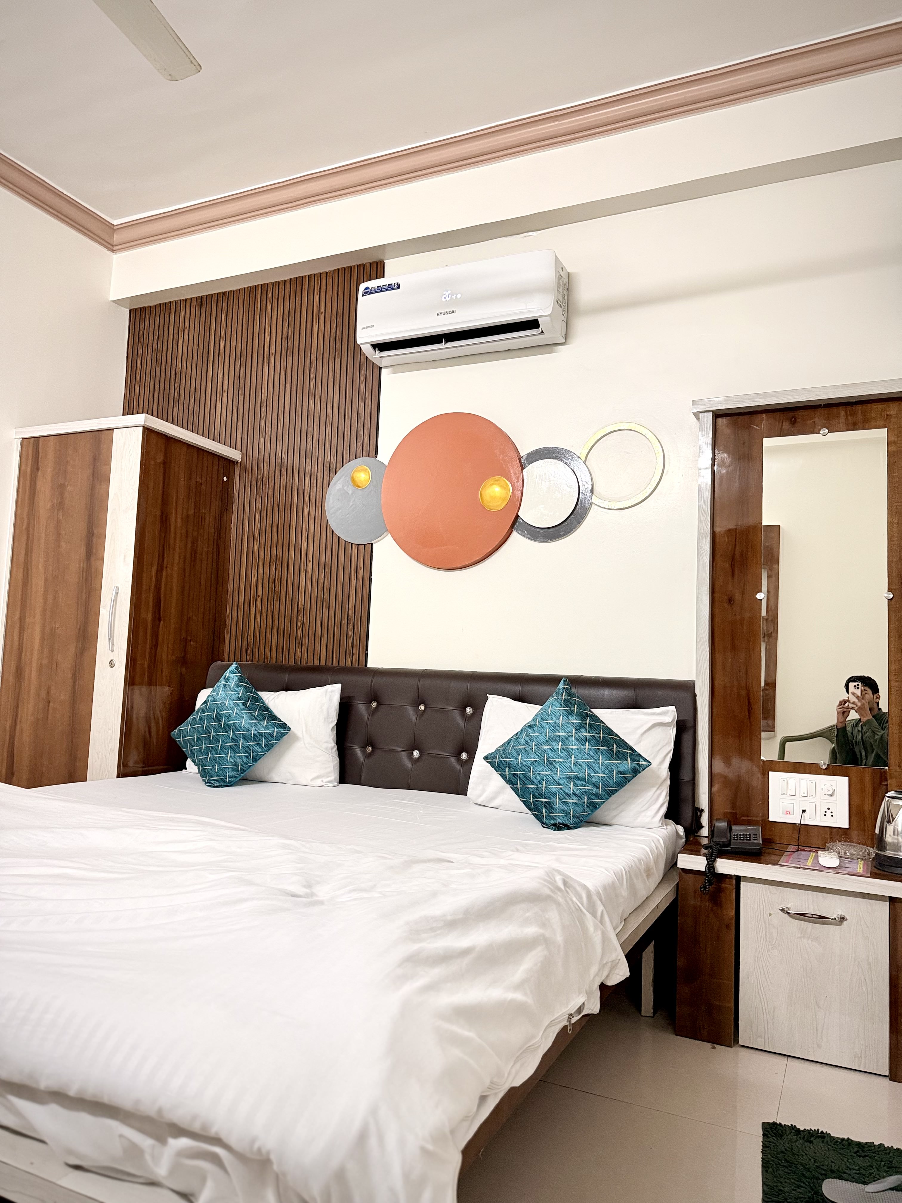 Hotel Shree Siddhi Vinayak - Tap to explore photos