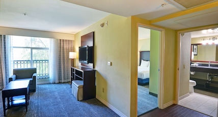 EMBASSY SUITES VALENCIA Room Type - 1 KING BED NONSMOKING